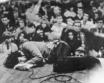 [jim_morrison_out_on_stage-1.jpg]