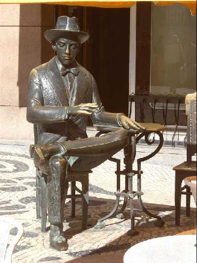 [estatua+Fernando+Pessoa+en+el+Café+Brasileiro.jpg]