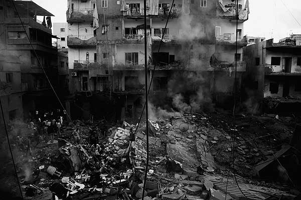 [primer+lugar+2007,+noticias,+Davide+Monteleone+-+Contrasto.+Imagenes+sobre+bombardeos+israelíes+en+el+libano+en+julio+2006.jpg]