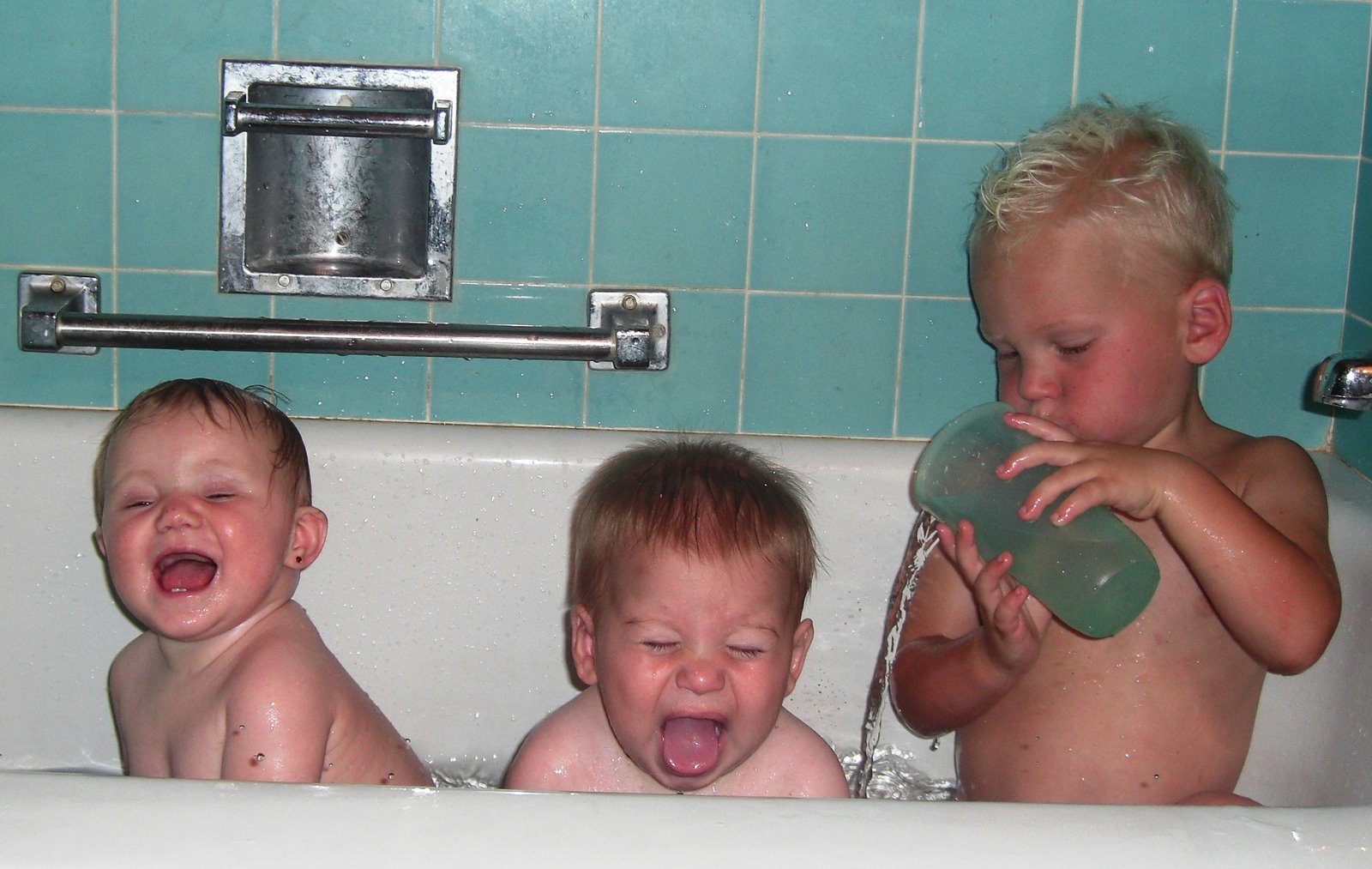 [Boys+and+Chloey+in+tub.JPG]
