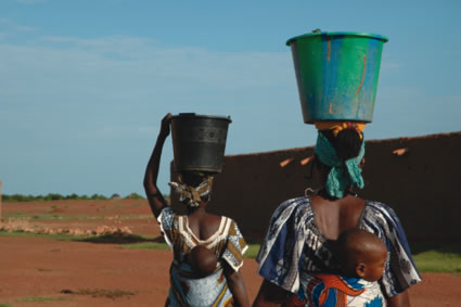 [women_in_niger_carrying_water.jpg]