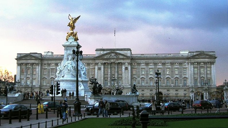 [Buckingham_Palace,_London,_England,_24Jan04.jpg]