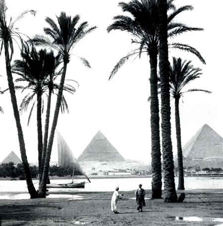 [NilePyramidsBW1918.jpg]