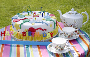 [birthday-cake-with-teapot-and-cups-~-u15950113[1].jpg]