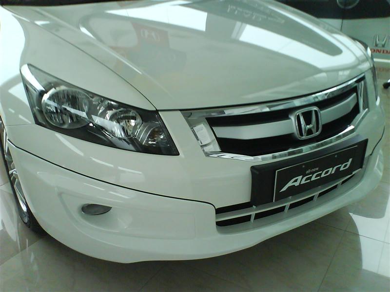[New+Honda+Accord+White.JPG]