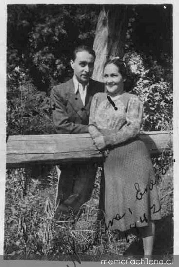 [Óscar+Castro+junto+a+su+esposa+Isolda+Pradel,+hacia+1942.jpg]