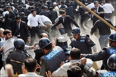 [Pakistan+protest+Lahore+11.5.07.jpg]