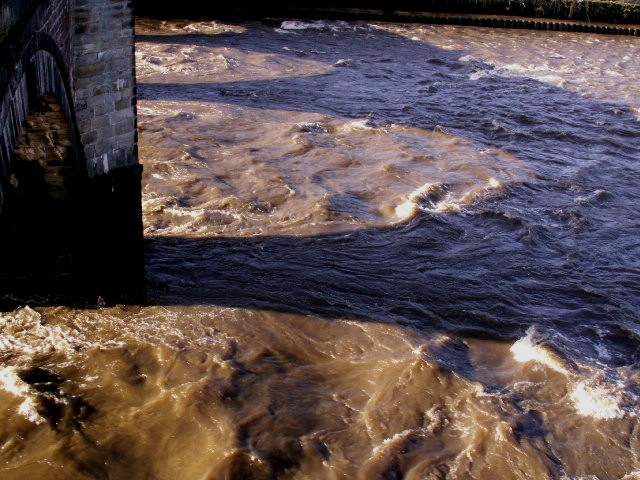[silt-laden+rainwaters,+Penwortham+Old+Bridge+at+low+tide+5.3.07.jpg]