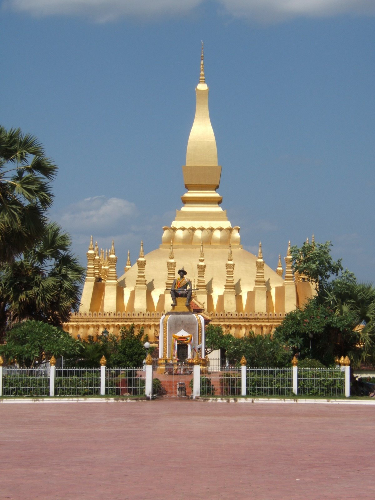 [Vientiane--+Pha+That+Luang,+World+Precious+Stupa.JPG]