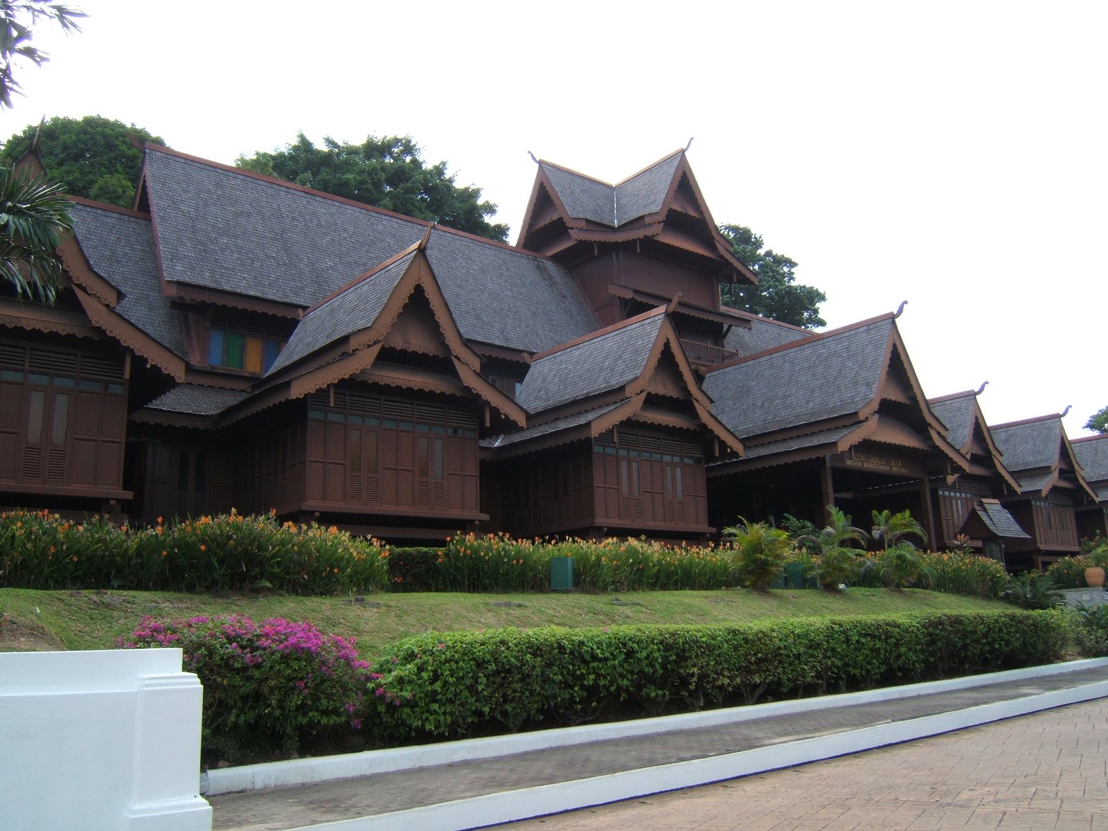 [Malacca--+Cultural+Museum+-+Muzium+Budaya-+replica+palace+of+sultan+Mansur+Syah.JPG]