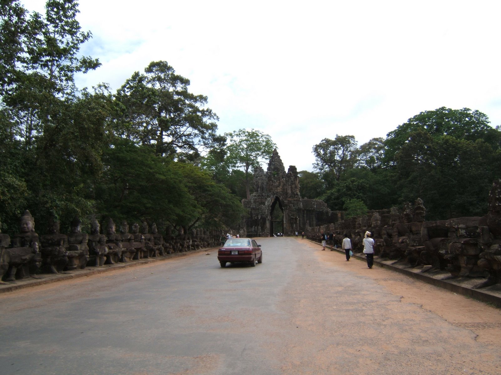 [Angkor+Thom--++South+Gate.JPG]