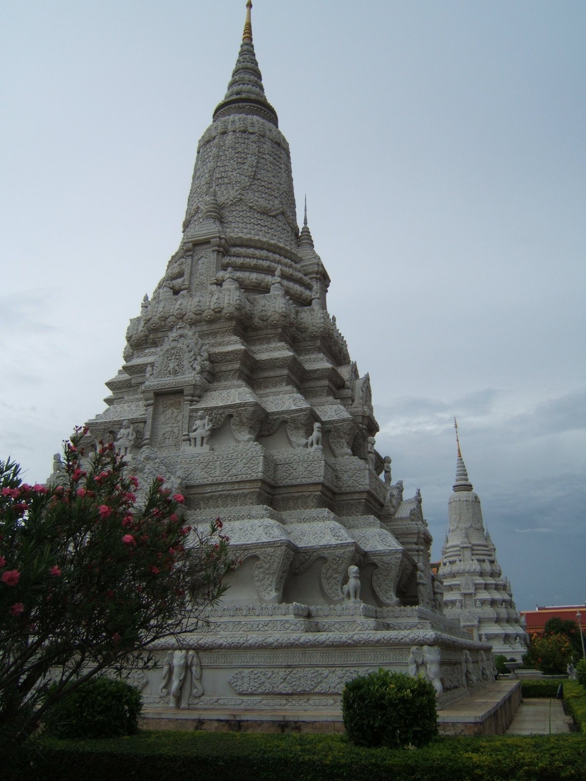 [Phnom+Penh--+Royal+Palace--+Another+Stupa.JPG]