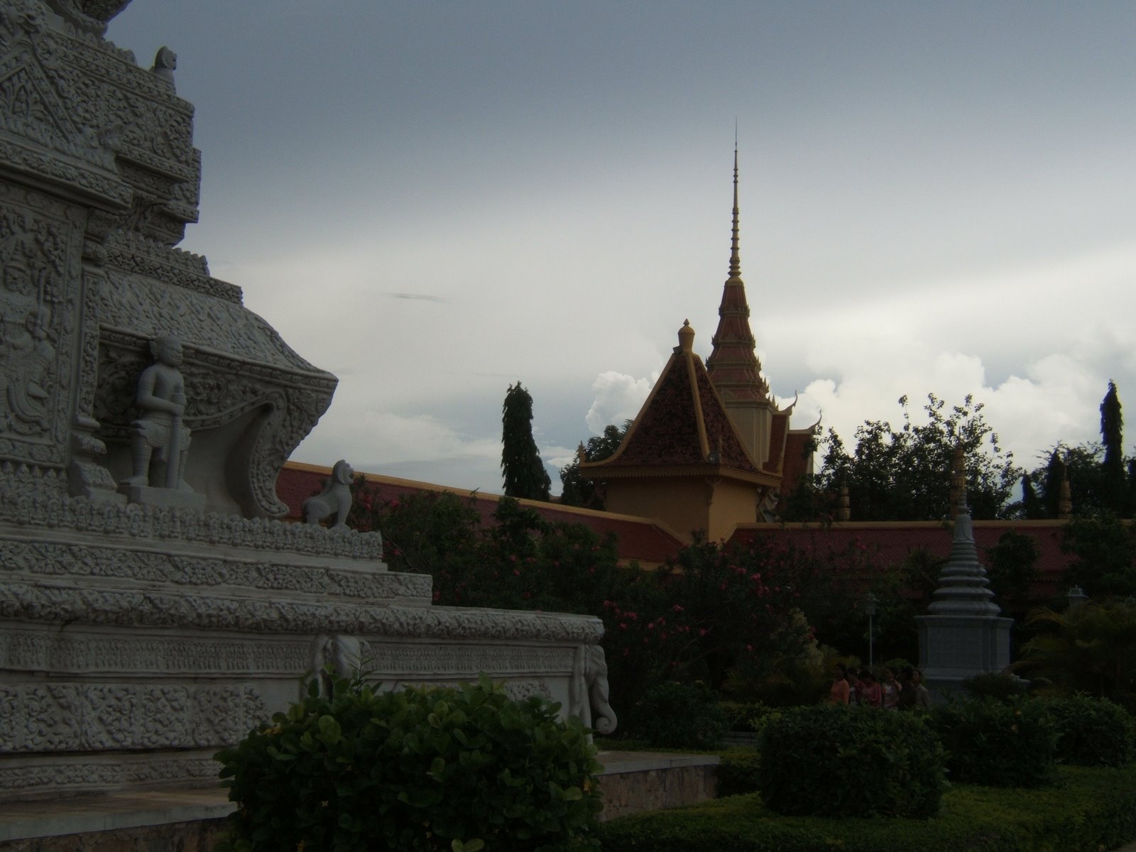 [Phnom+Penh--+Royal+Palace--+Spires+of+stupas.JPG]
