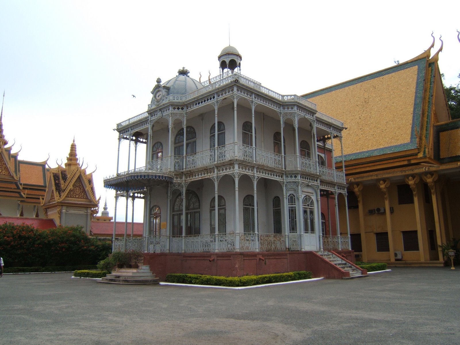 [Phnom+Penh--+Royal+Palace--+Royal+Dining+Hall--+Gift+from+Napoleon+III.JPG]