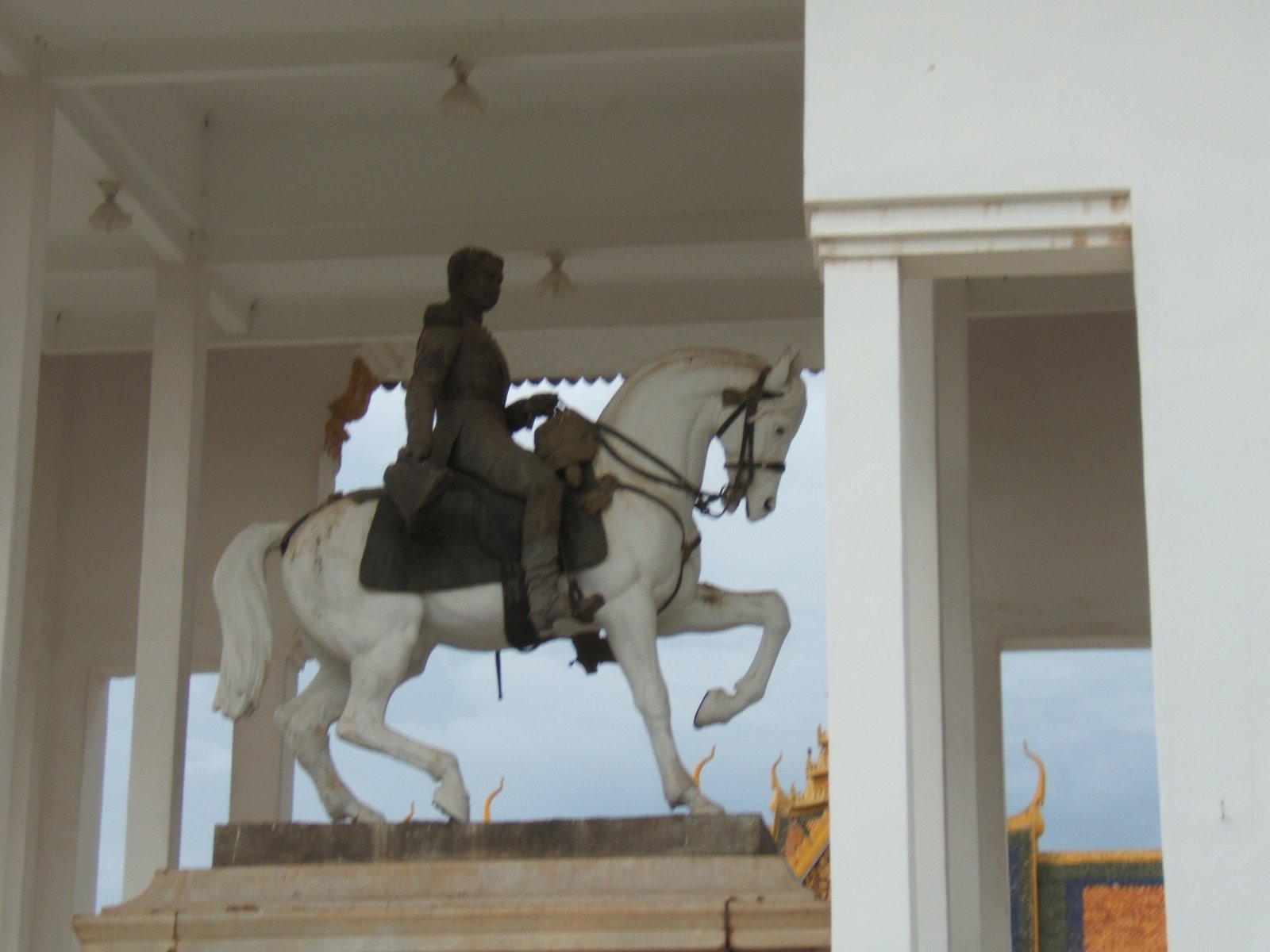 [Phnom+Penh--+Royal+Palace--+Statute+of+HM+King+Norodom.JPG]