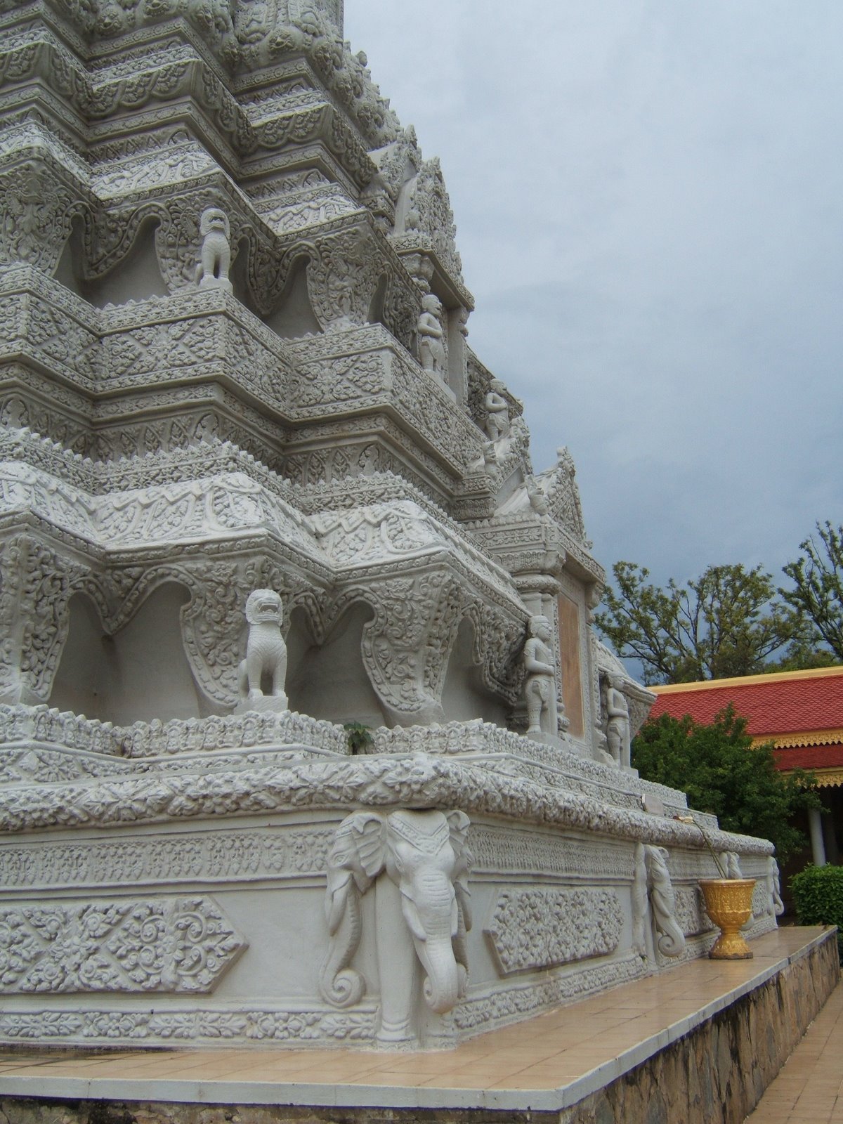 [Phnom+Penh--+Royal+Palace--+Up+Close+Stupa.JPG]