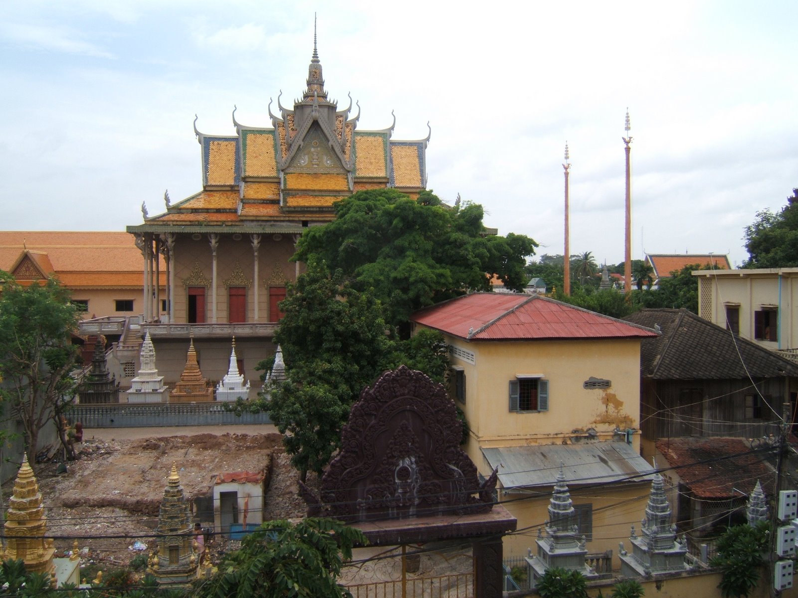 [Phnom+Penh--+CDP--+Wat+Lanka.JPG]