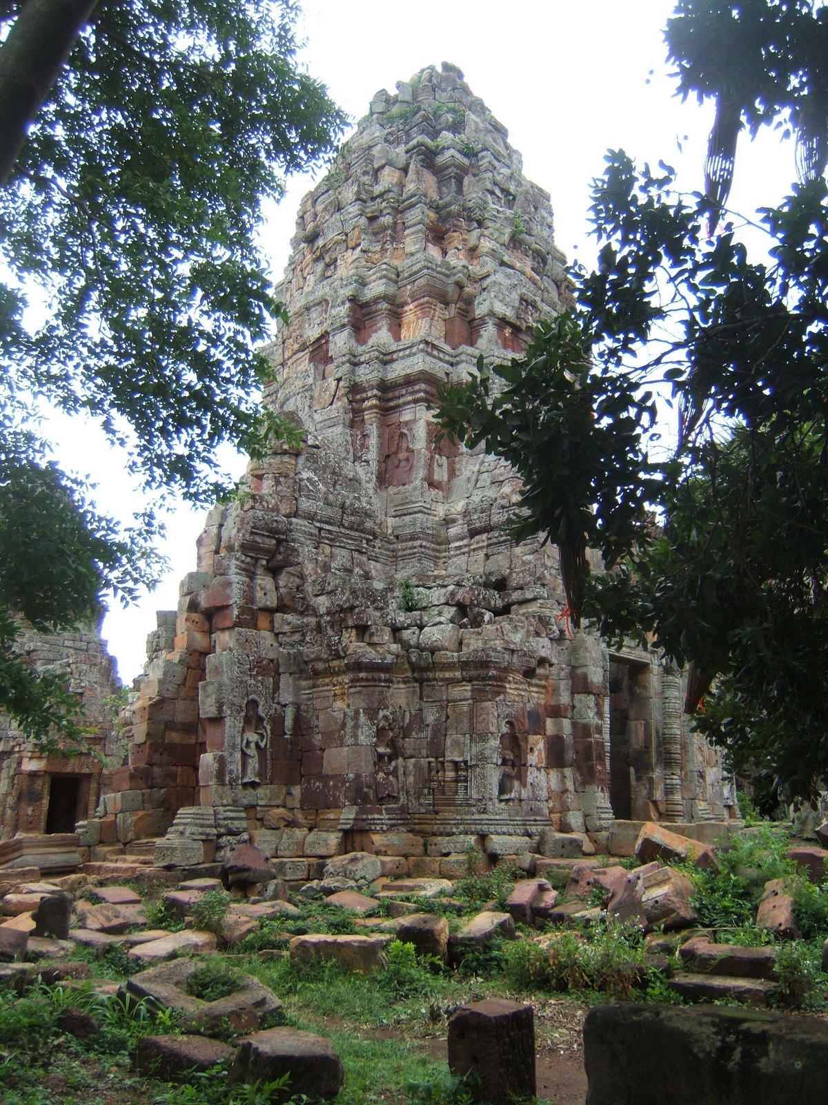 [Battambang--+Phnom+Banan--+main+ruins.JPG]