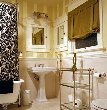 [bathroom+wallpaper+and+curtain.jpg]