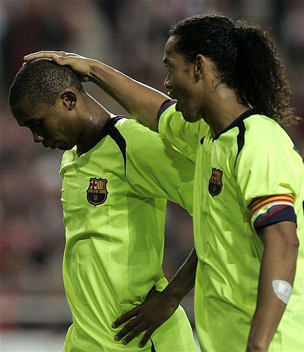 [Etoo+y+Ronaldinho+en+Lisboa.jpg]