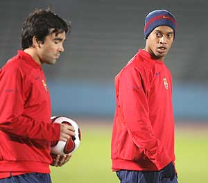 [Deco+y+Ronaldinho+tras+Navidad+-+AFP.jpg]