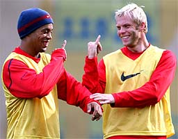 [Ronaldinho+y+Gudjohnsen+-+Marca.jpg]