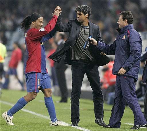 [Ronaldinho+y+Rijkaard+-+AP.jpg]