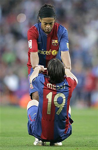 [Ronaldinho+y+Messi+-+AP.jpg]