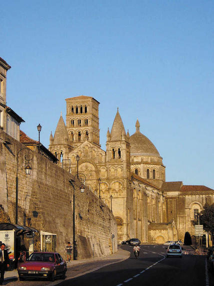 [angouleme_cathedrale_saint_pierre_imagelarge.jpg]
