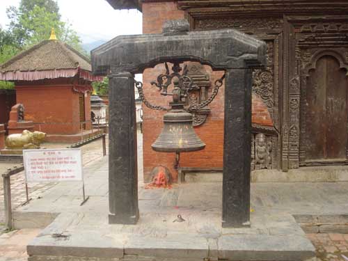 [temple+bell+in+Gokarna+Shiva+Temple.JPG]