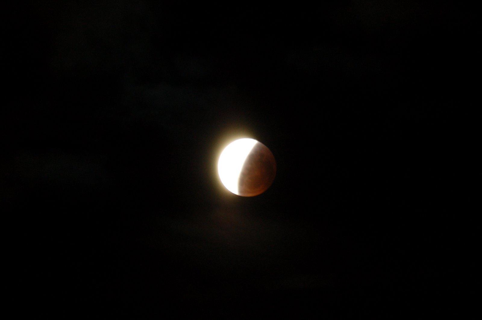 [8-28-07+lunar+eclipse2.JPG]