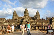 [Angkor+Wat+-+Tourists+(Reuters).jpg]