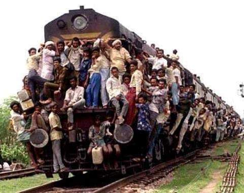 [overloaded_train_hanging_india.jpg]