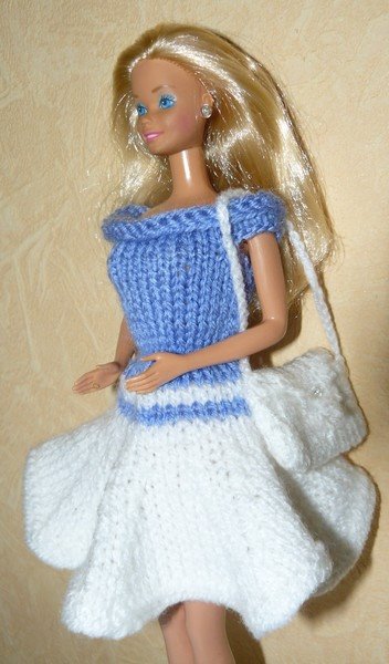 [barbie+robe+bleue+et+blanche+façon+tennis+woman+de+profil.jpg]