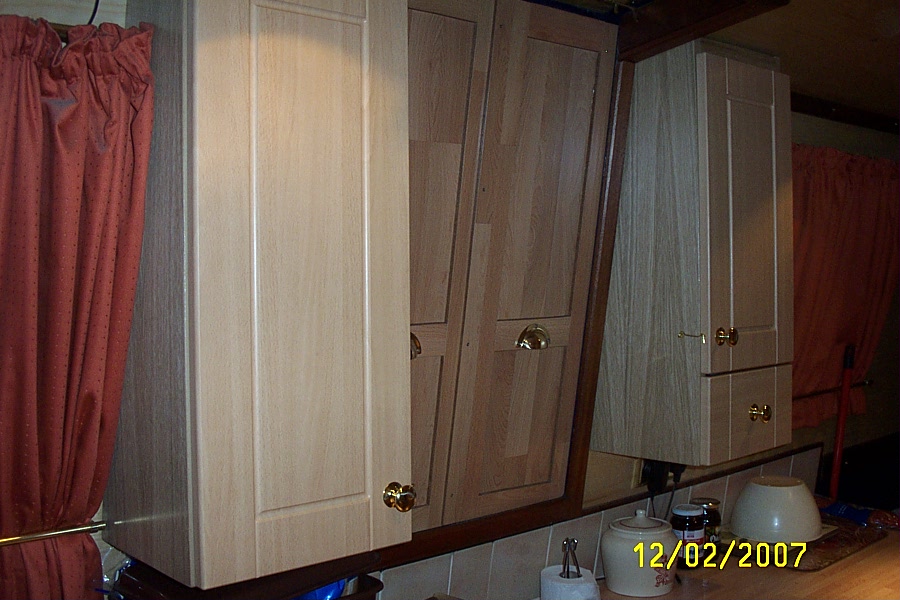 [Feb+2007+023+New+cupboards.jpg]