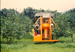 [2003-8果樹立體施肥機械（曳引機承載).jpg]