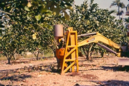 [2003-8-2果樹立體施肥機械（挖土機承載）.jpg]