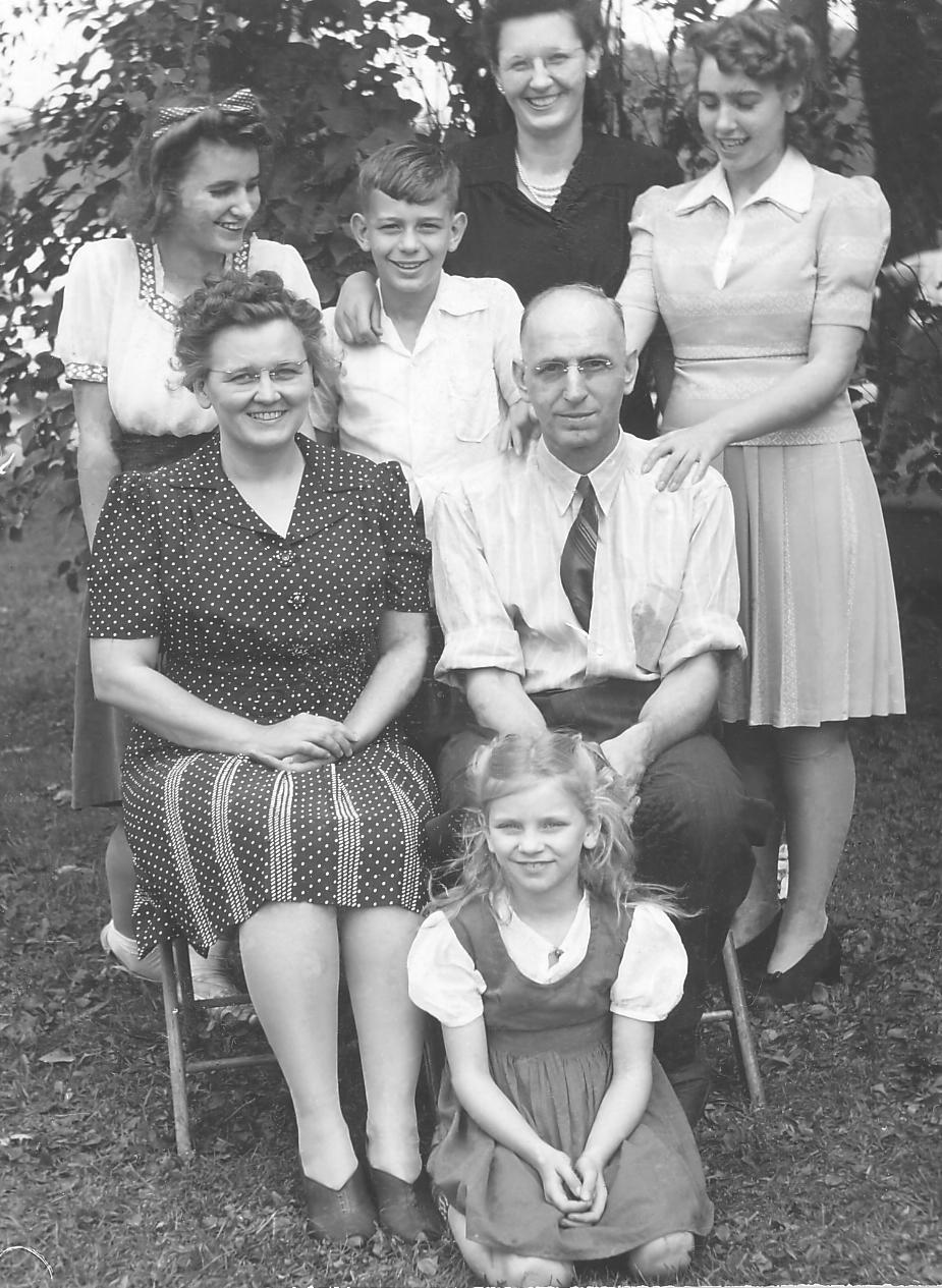 [phend-vic-family-1942.jpg]