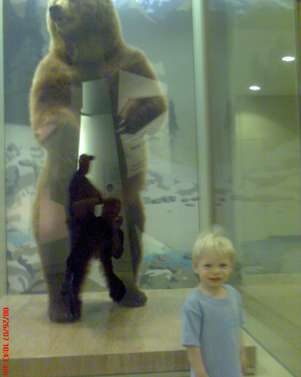 [2007+08+26,+trip+to+the+natural+history+museum,+liam+and+the+bear.jpg]