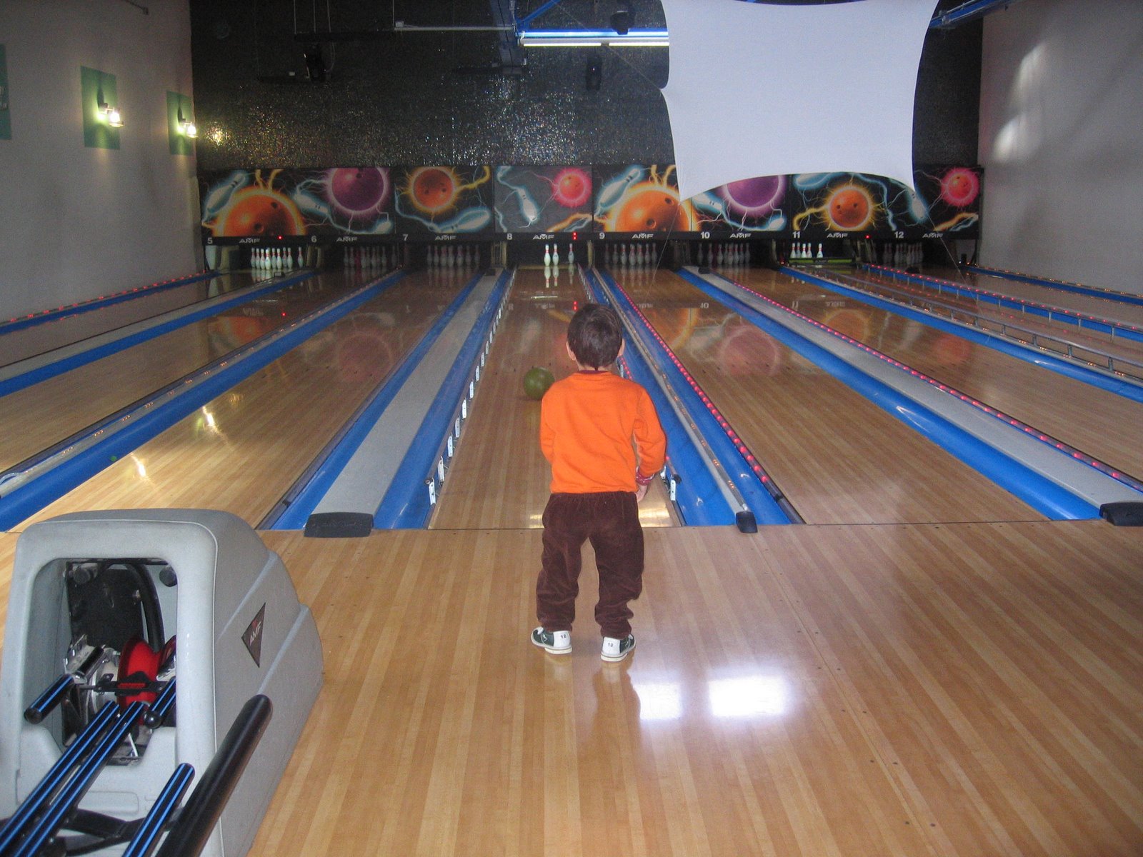 [JR+goes+bowling.jpg]