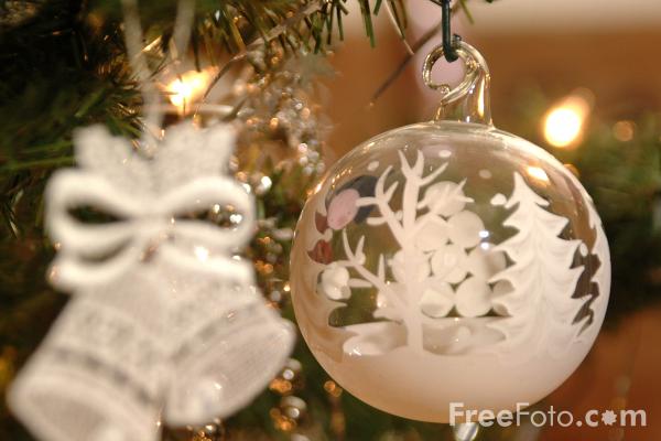 [90_04_7---Christmas-Tree-Baubles_web.jpg]
