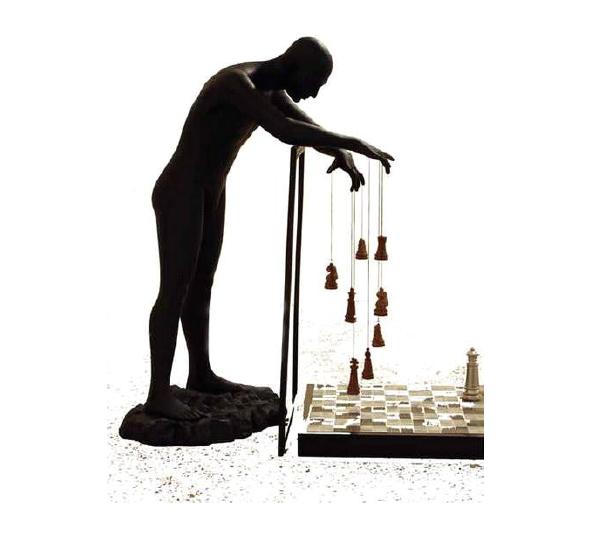 [hombre-moviendo-tablero-de-ajedrez.jpg]