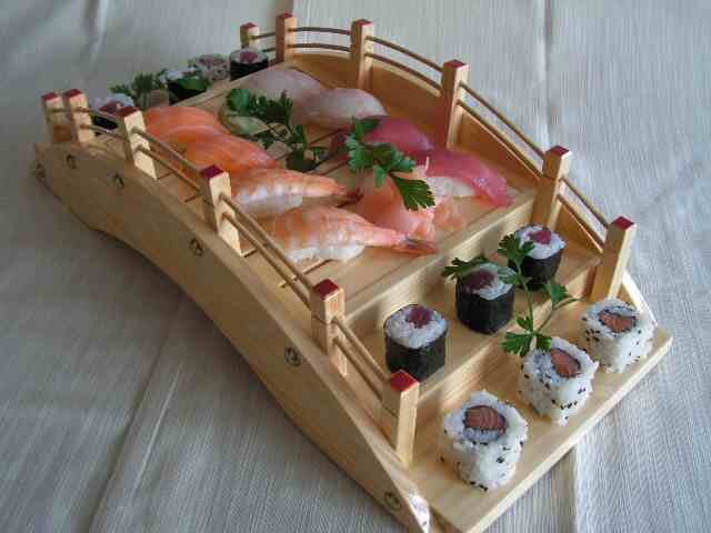[sushi_servito_su_barca.jpg]