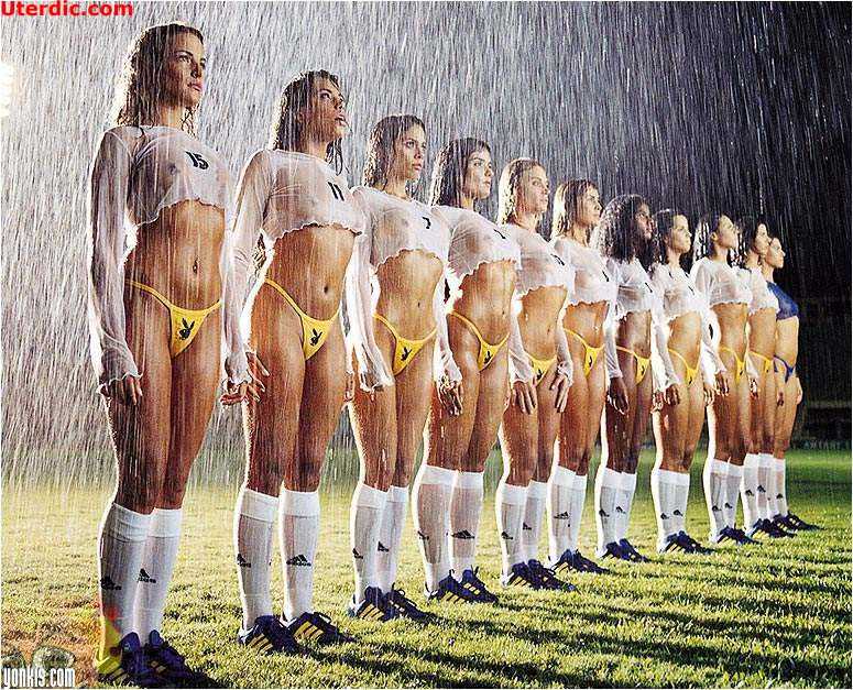 [naked_women_soccer_team.jpg]