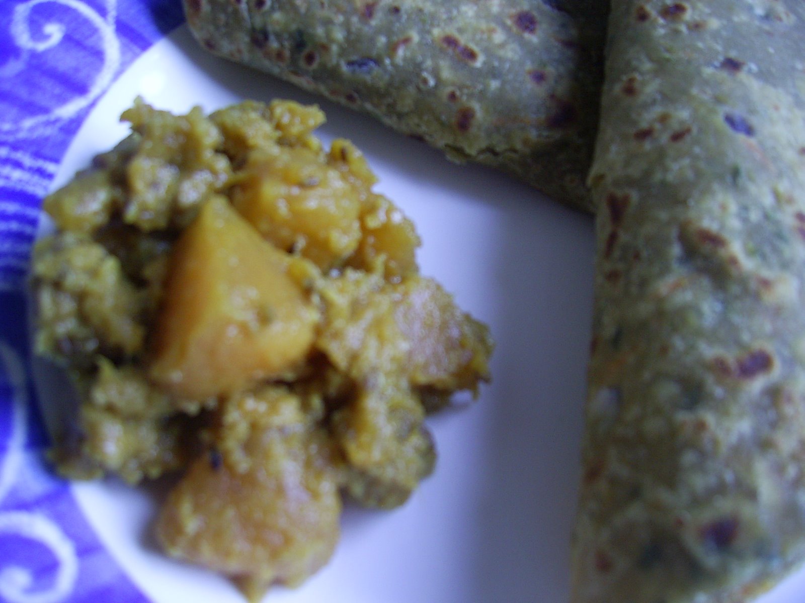 [swede+and+soya+chunks+curry+with+vegetable+paratha.JPG]