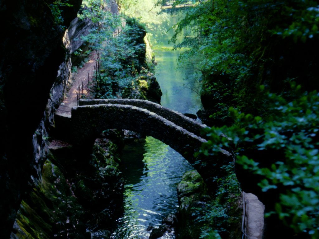 [Edenpics-com_004-083-Stones-bridge-with-blue-green-reflections-on-the-water-Switzerland-Jura-Gorge.jpg]