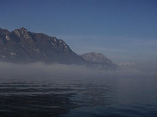 Un'insolita nebbia autunnale sul lago di Garlate