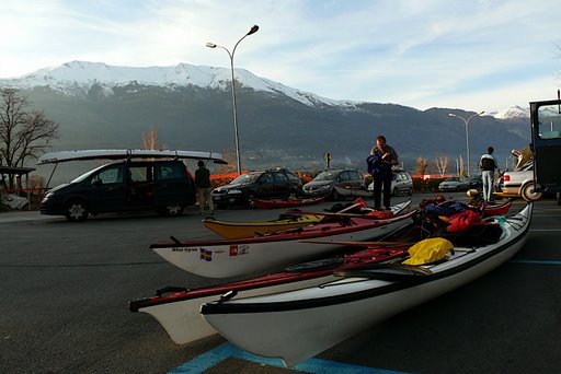 kayak da mare pronti per essere caricati dopo un raid invernale sull'alto Lario