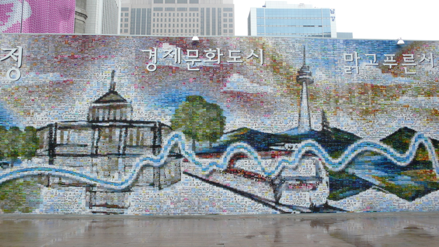Seoul City hall, construction site hoarding, getting a bit closer