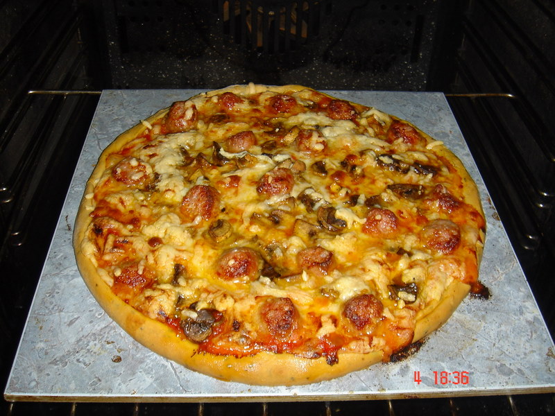 [pizza+de+salchicha+y+champis.JPG]